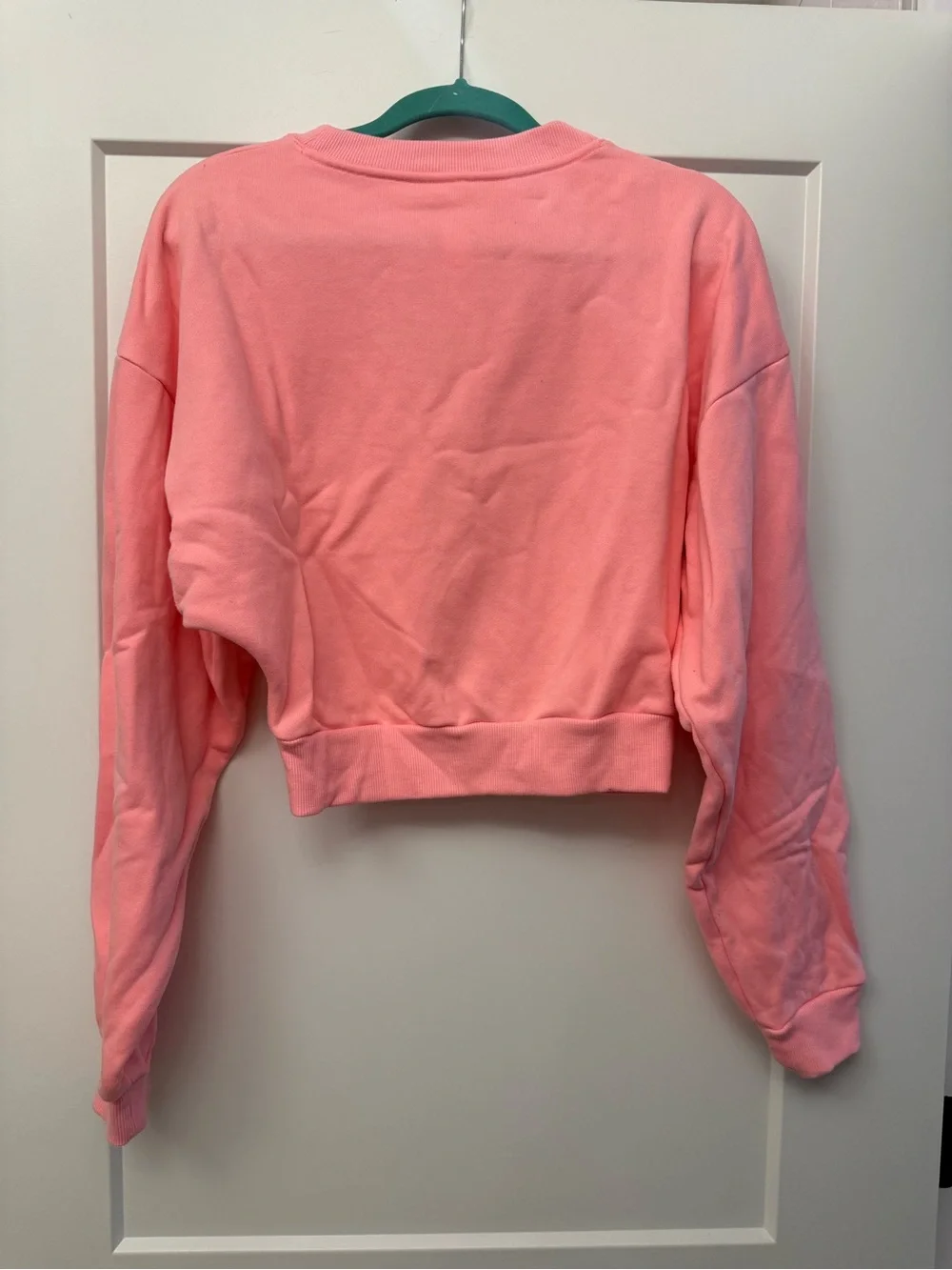 ALO Yoga Cropped Crew Sweatshirt in Neon Bubblegum